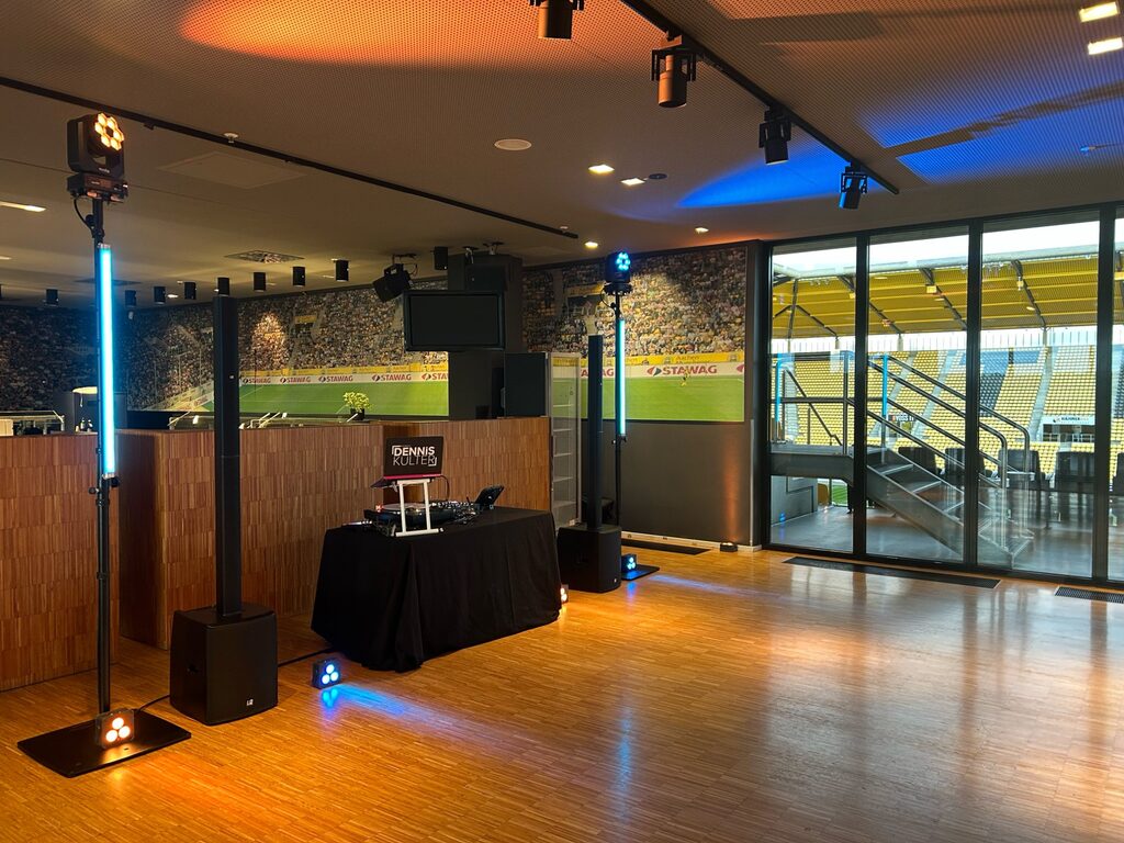 DJ Dennis Külter Setup mit Licht- und Tontechnik auf einer Firmenfeier im VIP-Bereich