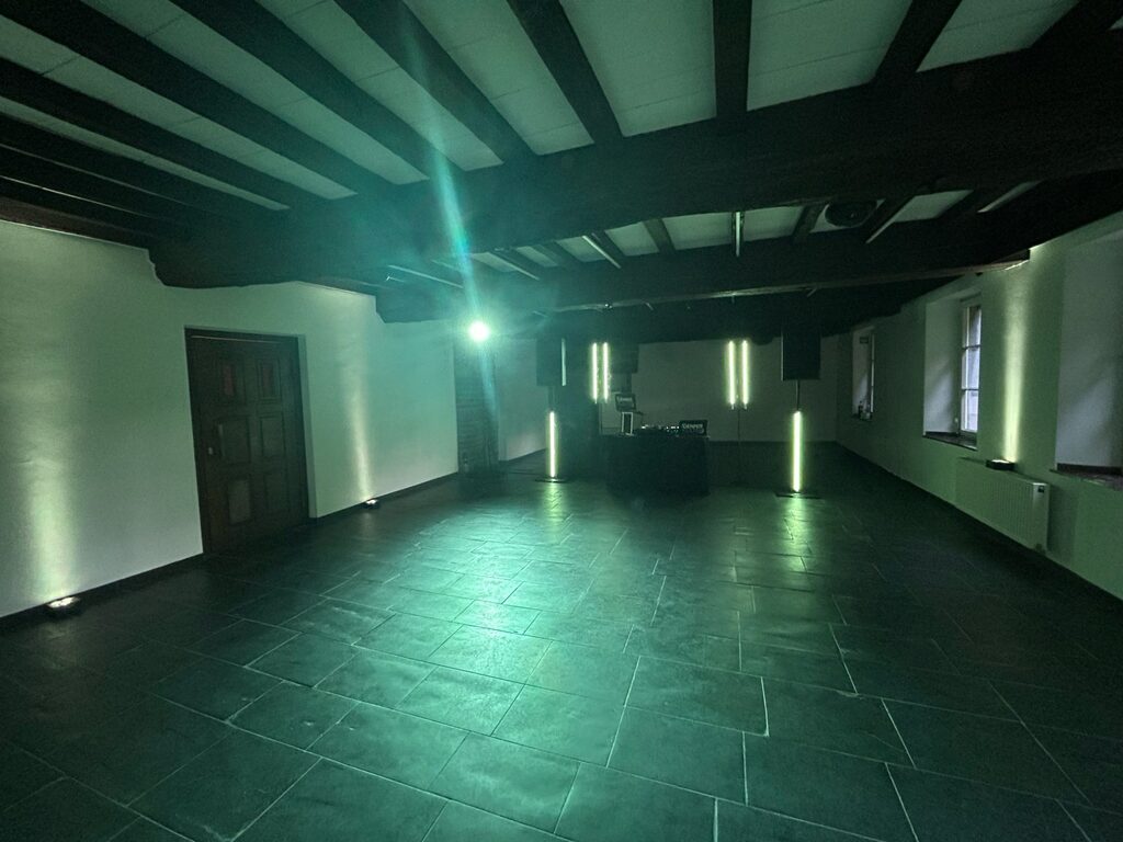 DJ Dennis Külter Licht- und Tontechnik Setup mit LED Sticks und Moving Head auf einer Hochzeitslocation