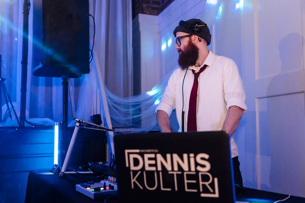 DJ Dennis Külter am Pult mit Logo im Landgoed Overste Hof Landgraaf – Foto: Christian Boecker