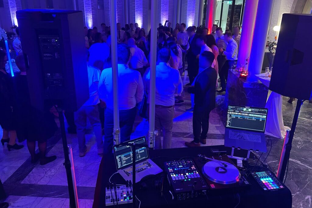 DJ Dennis Külter Pult mit Plattenspieler und voller Tanzfläche im Schloss Rahe