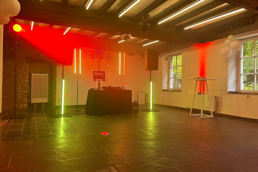 DJ Dennis Külter Setup mit Licht und Neon Tubes in der Alten Mühle Bardenberg