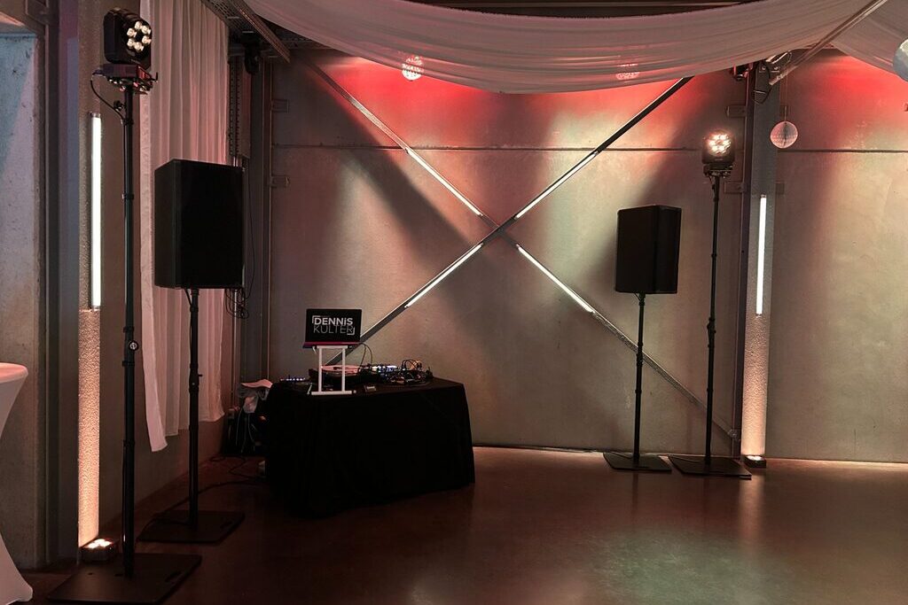 DJ Dennis Külter Setup mit Boxen und Moving Heads im Rinkens Loft