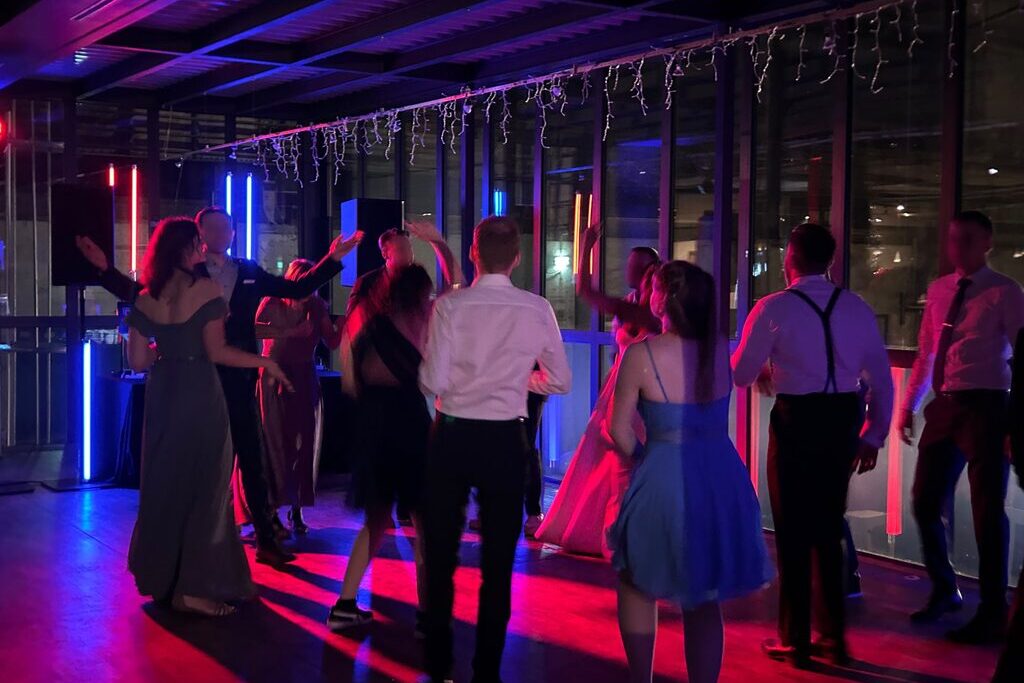 Tanzende Gäste auf einer Hochzeit im Henrichs Restaurant Hattingen mit DJ Dennis Külter