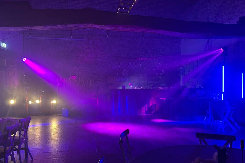 Moving Heads und Nebel auf der Tanzfläche im Scheunentraum Aachen – DJ Dennis Külter