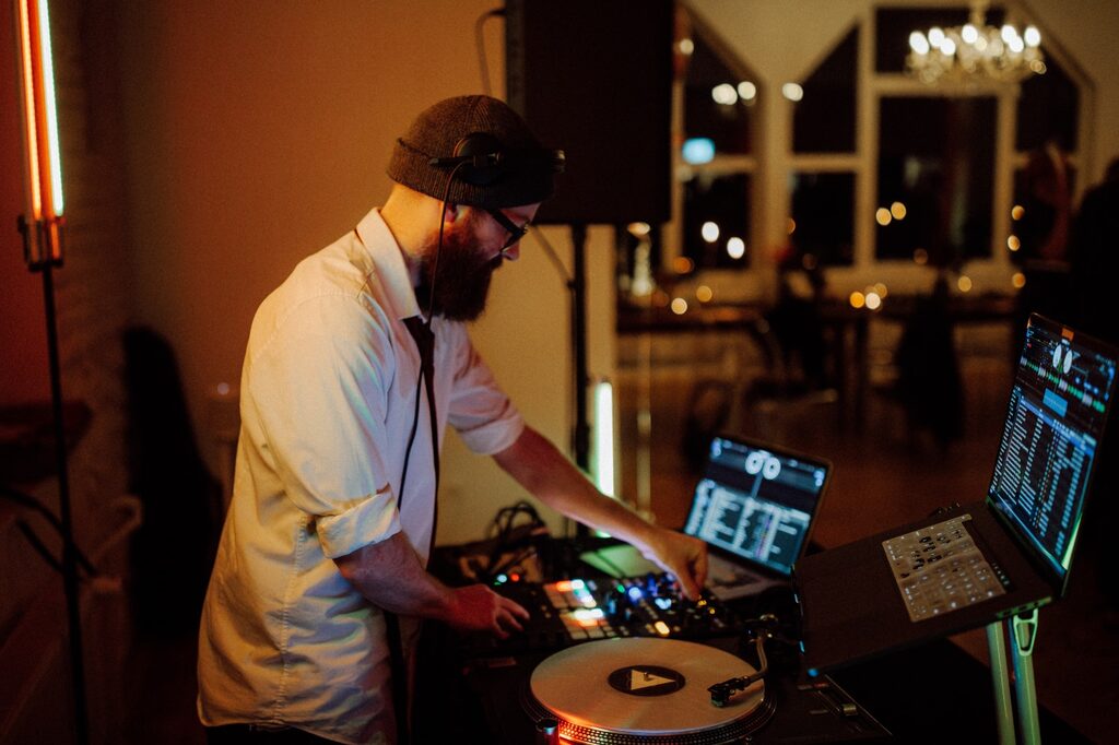 Hochzeits-DJ Dennis Külter am Plattenspieler auf einer Hochzeit im Alt Linzens Häuschen – Foto: Björn Schreiber