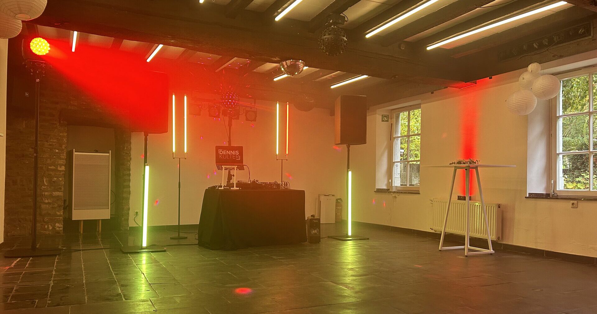 DJ Dennis Külter Licht- und Tontechnik Setup mit Boxen, Neon Tubes und Moving Heads auf einer Hochzeit in der Alten Mühle Bardenberg