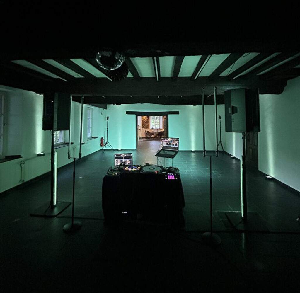DJ Dennis Külter Setup mit Turntables und Lichttechnik bei einer Hochzeit in der Alten Mühle Bardenberg
