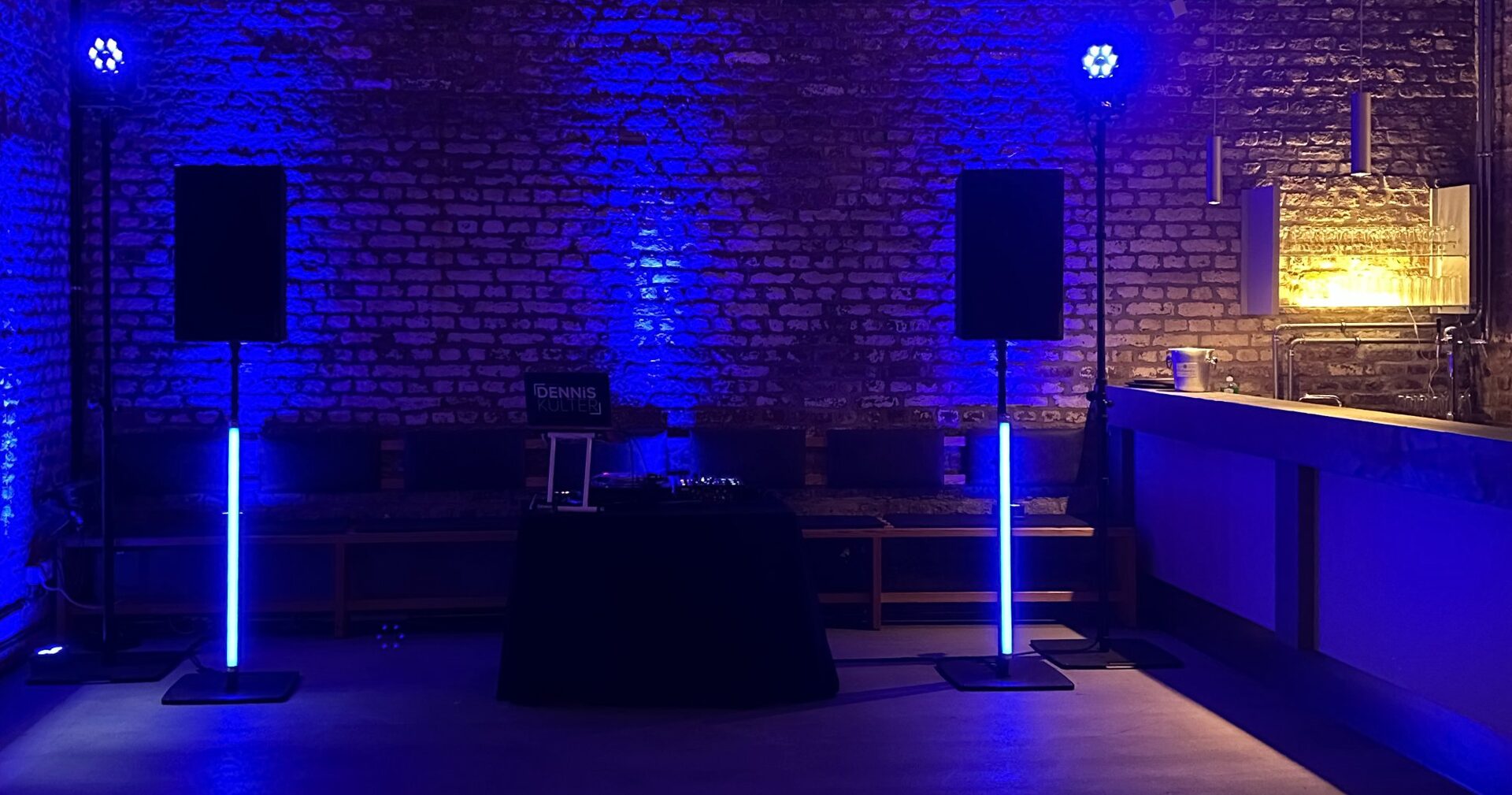 DJ Dennis Külter Licht- und Tontechnik Setup mit Boxen, Uplights und Moving Heads auf einer Hochzeit in Köln
