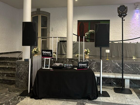 DJ Dennis Külter Setup mit Plattenspieler und Boxen auf einer Hochzeitslocation