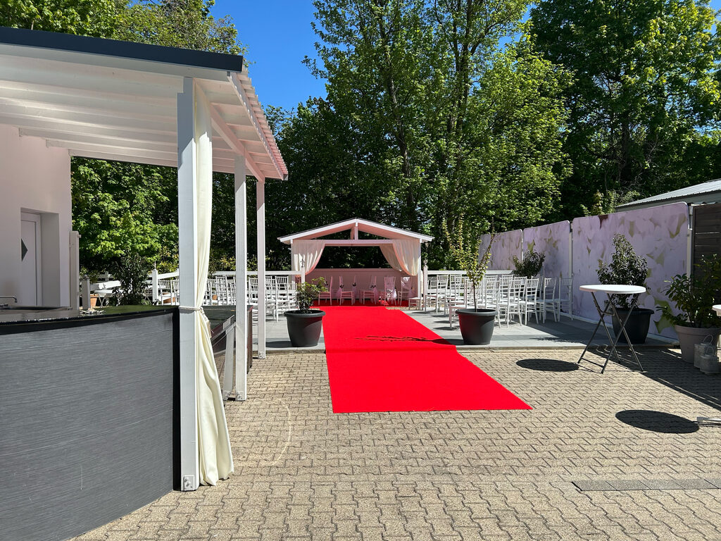 Außenbereich der Villa Bowdy in Niederzier mit rotem Teppich – Hochzeitslocation bei Aachen