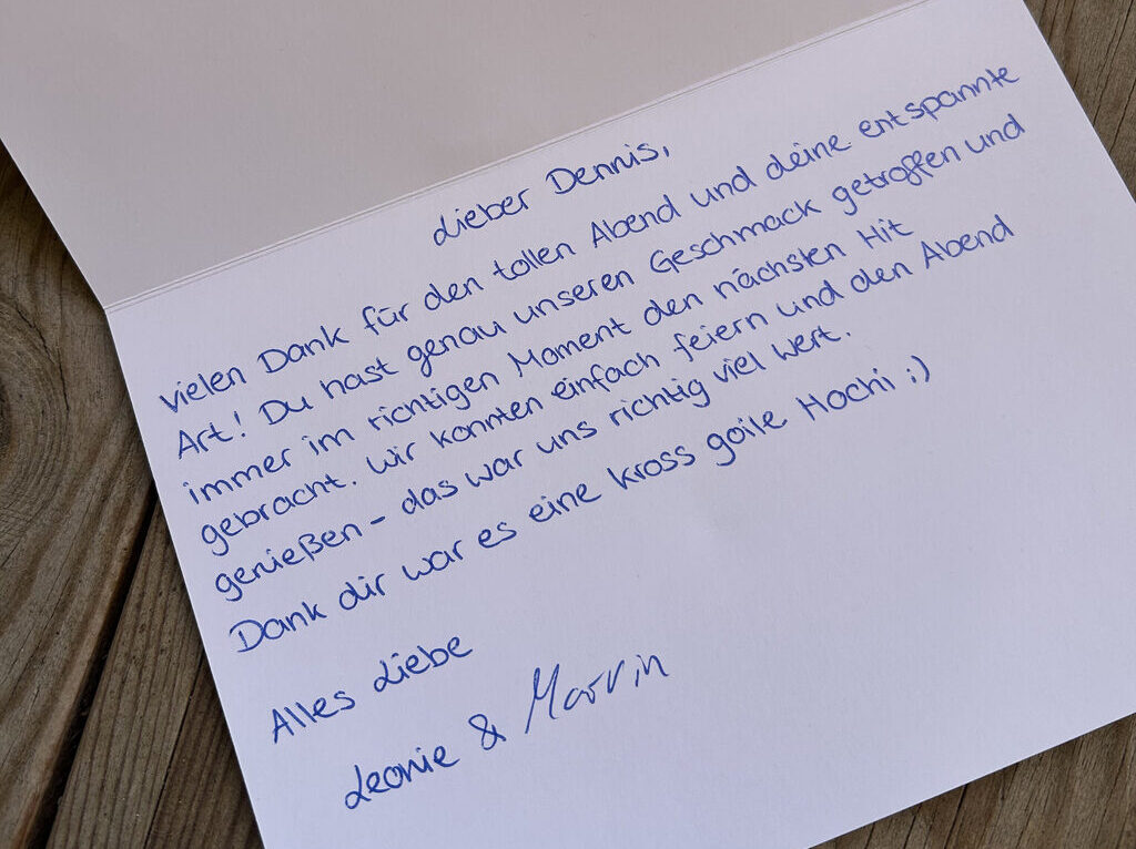 Handgeschriebene Dankeskarte von Leonie und Marvin nach ihrer Hochzeit in der Villa Bowdy