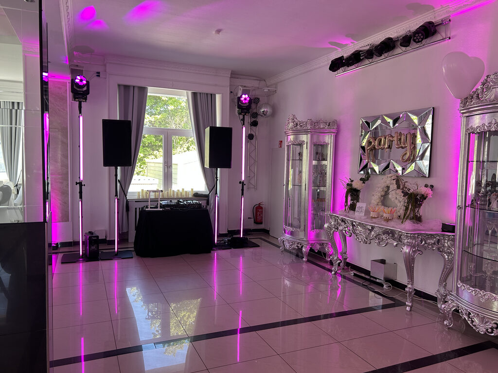 DJ-Setup von Dennis Külter in der Villa Bowdy – Tanzfläche mit Lichtanlage