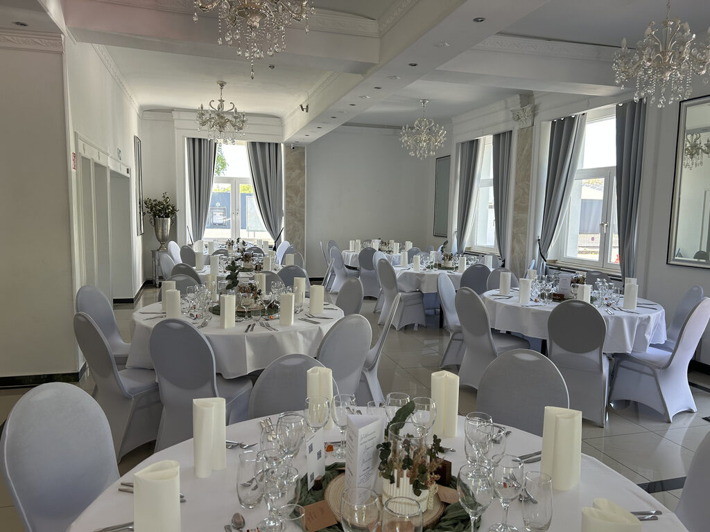 Festlich bestuhler Innenraum der Villa Bowdy in Niederzier – Hochzeit im April 2026