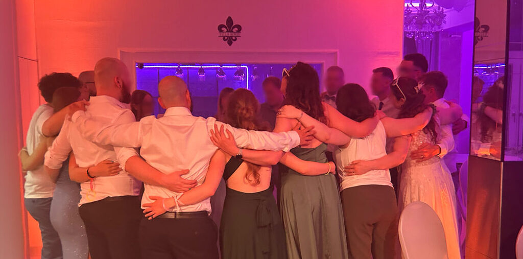 Tanzfläche bei einer Hochzeit in der Villa Bowdy – Gäste tanzen im Kreis bei Stimmungslicht