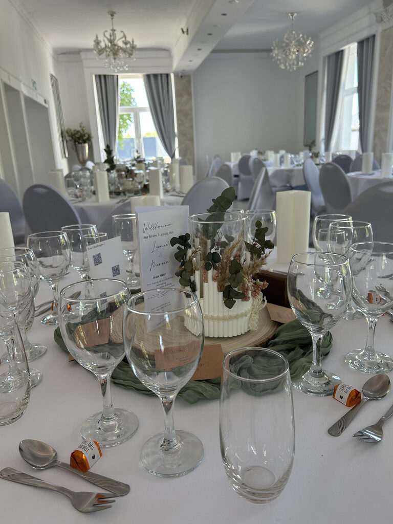 Tischdekoration mit Eukalyptus und Kerzen – Hochzeit in der Villa Bowdy Niederzier