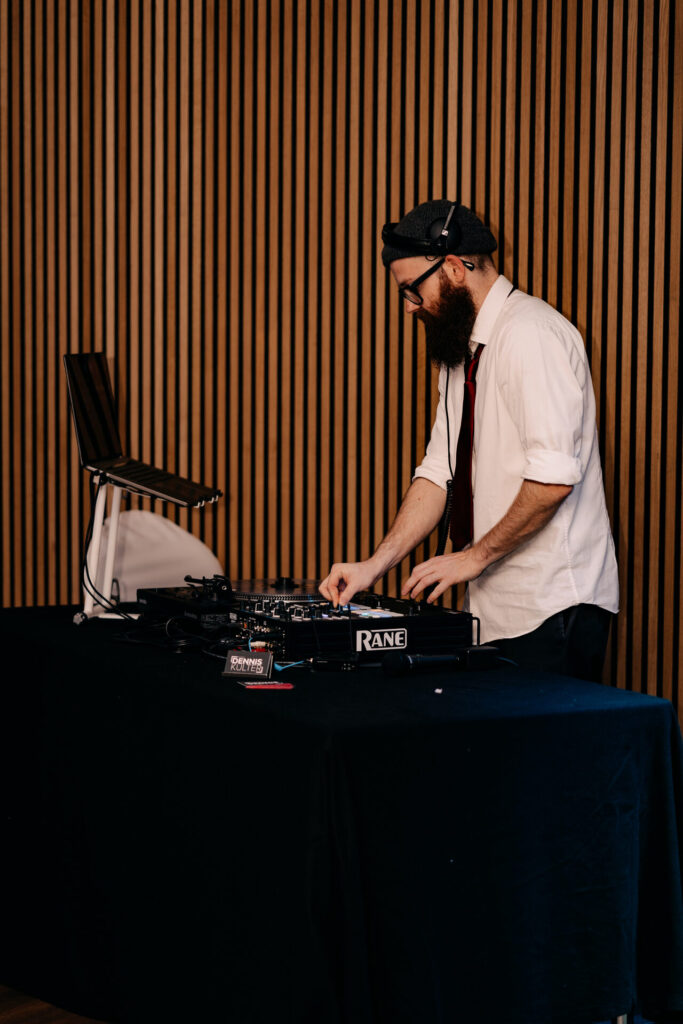 Hochzeits-DJ Dennis Külter beim Auflegen auf einer Hochzeit im Forum M Aachen – Foto: Sabrina Hünnefeld