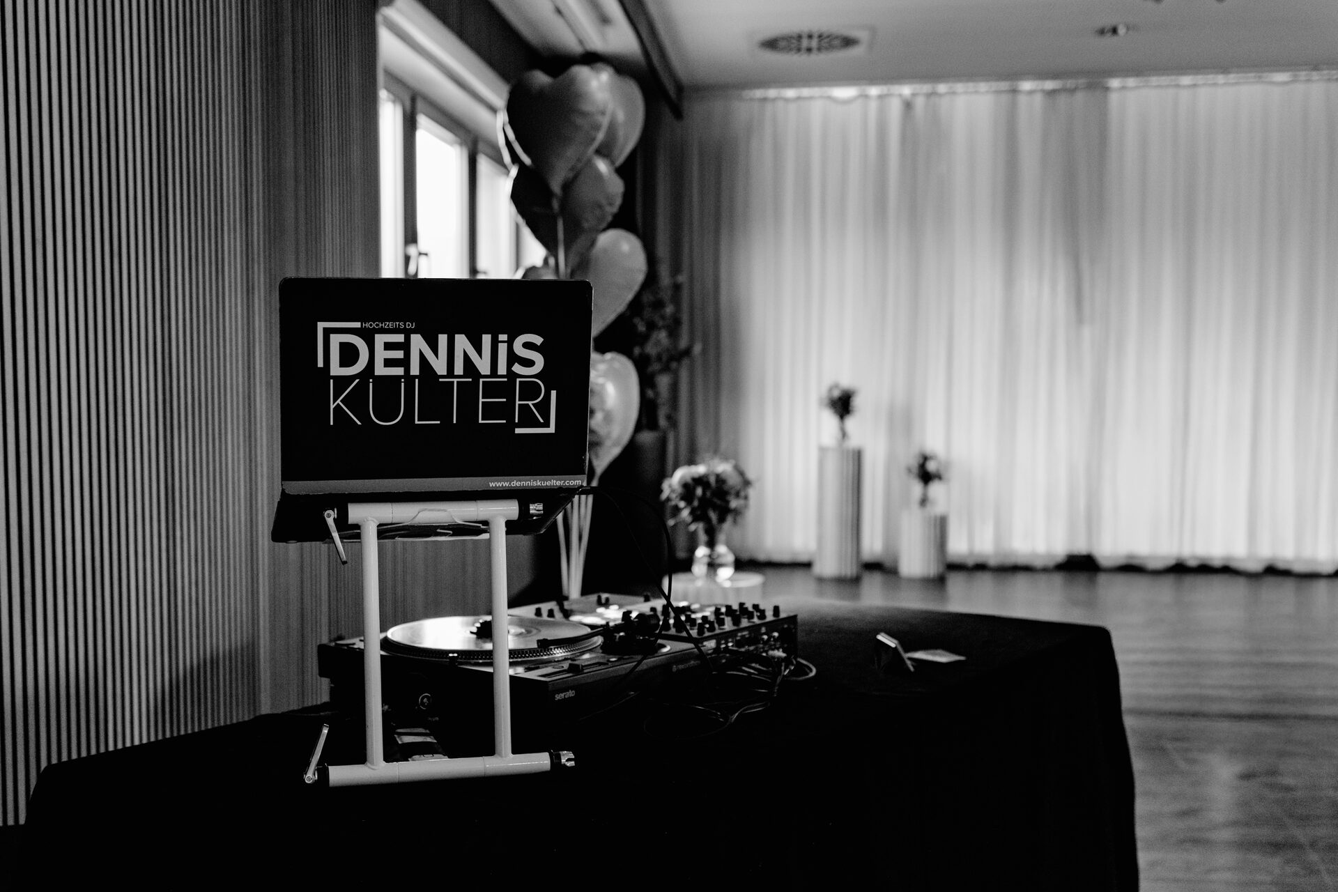 DJ-Setup mit Plattenspieler und Logo von Dennis Külter im Forum M Aachen – Foto: Sabrina Hünnefeld