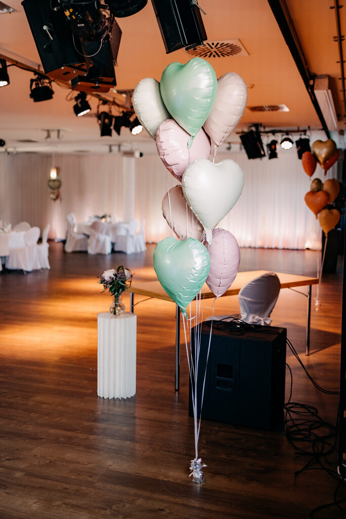 Pastellfarbene Herz-Luftballons als Deko auf einer Hochzeit im Forum M Aachen – Foto: Sabrina Hünnefeld