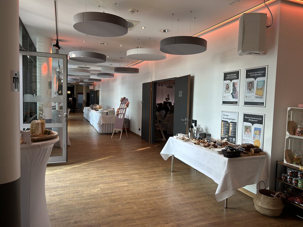 Buffet und Flur im Forum M Aachen während einer Hochzeitsfeier