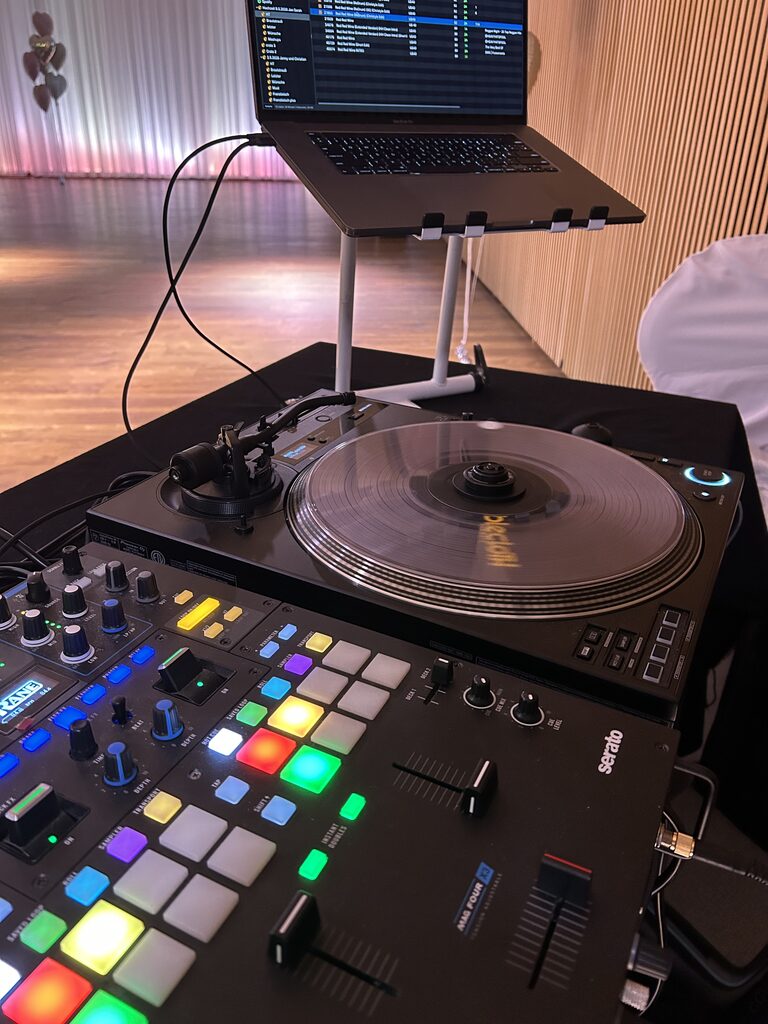 DJ-Setup mit Plattenspieler und Mixer von DJ Dennis Külter im Forum M Aachen