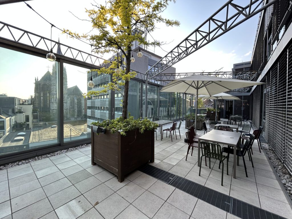 Dachterrasse im Forum M Aachen mit Blick auf den Aachener Dom als Hochzeitslocation