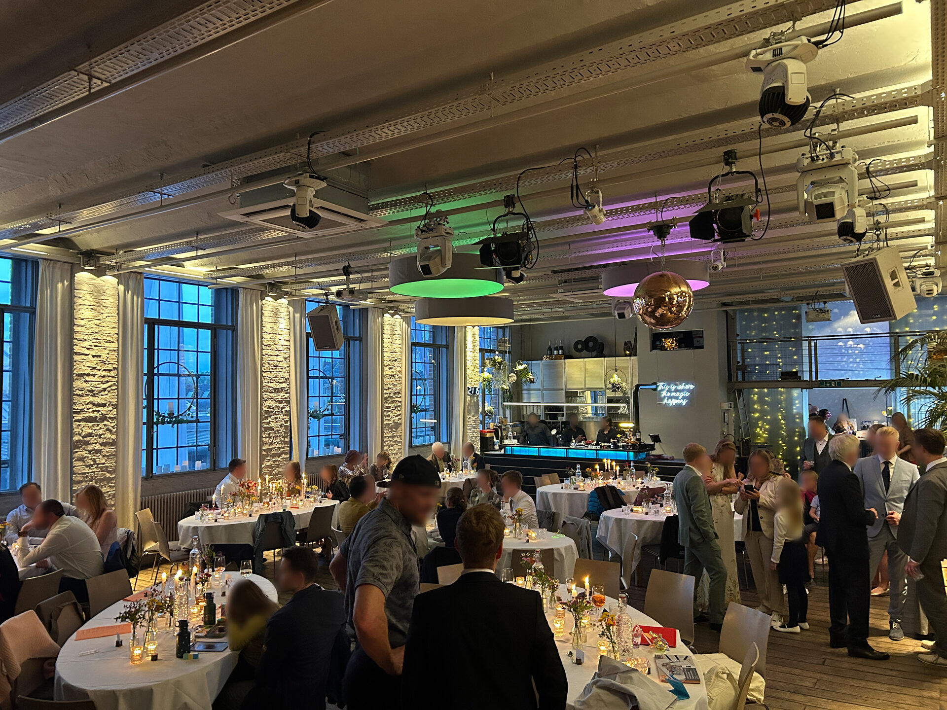 Hochzeitsfeier im Kunstsalon Köln mit eingedeckten Tafeln, Kerzenschein und stimmungsvoller Lichttechnik