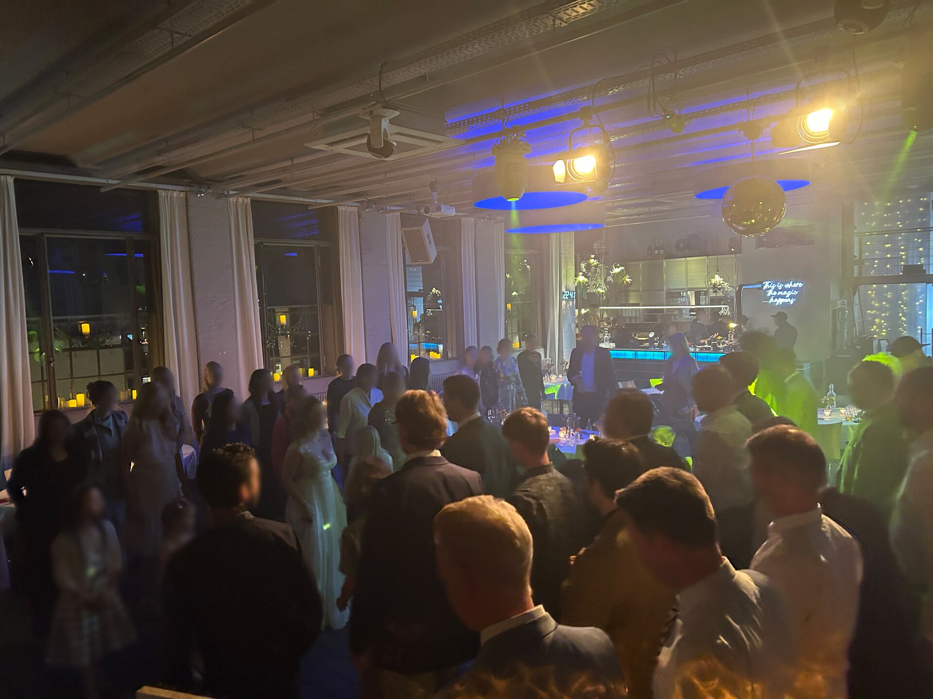 Volle Tanzfläche bei einer Hochzeit im Kunstsalon Köln mit feiernden Gästen und Discobeleuchtung